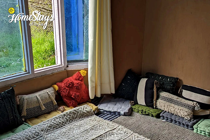 Sitting-Wonderland Homestay-Naggar-Manali