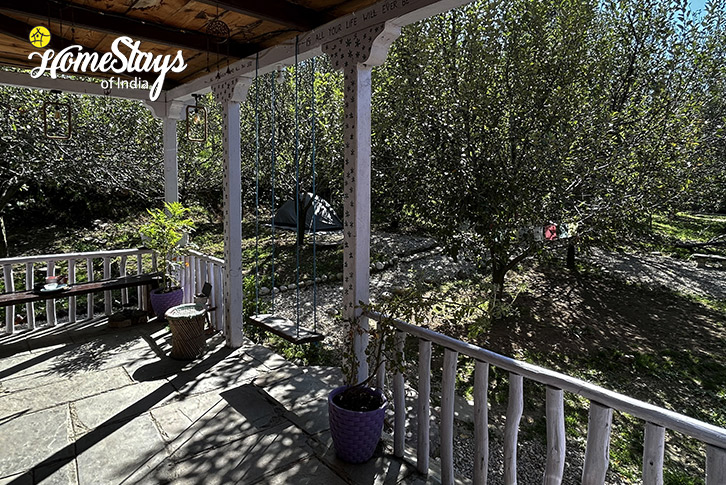 Varandah-View-Wonderland Homestay-Naggar-Manali