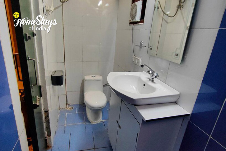 Bathroom-1-Cozy Cove Homestay-Bhimtal