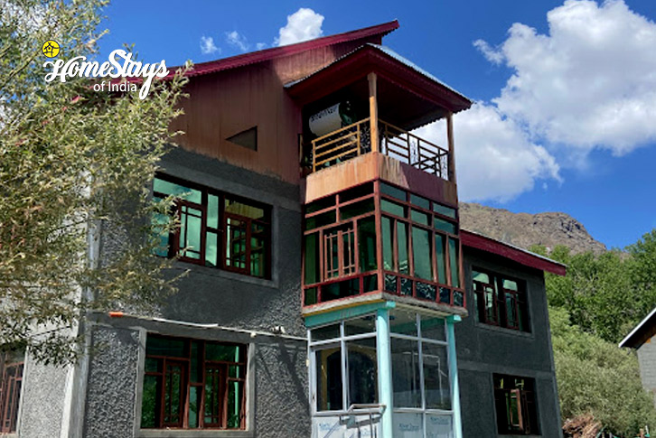 Exterior-1-Eternal Peaks Homestay-Drass