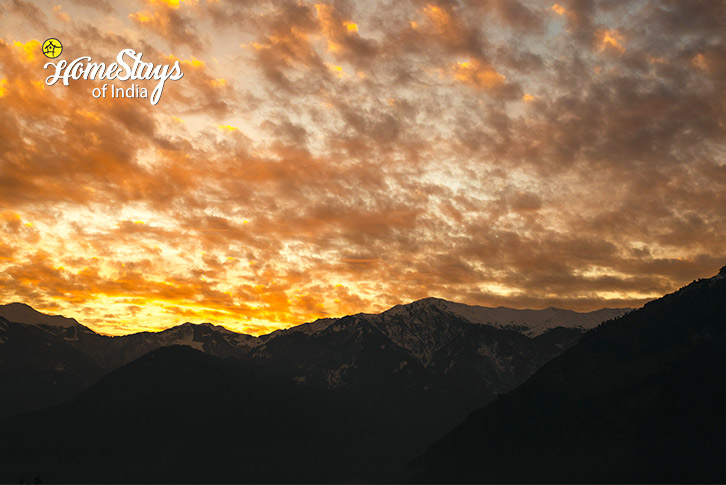 Sunset View-Verdant Vista Homestay, Dobhi-Kullu