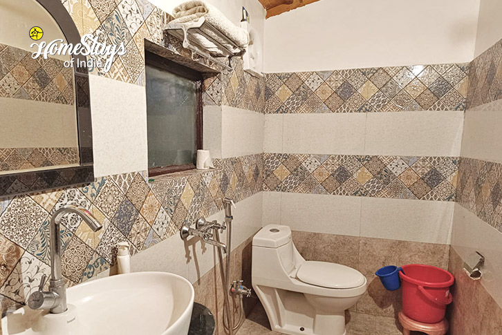 Bathroom-2-Sargakhet Cottage-Mukteshwar