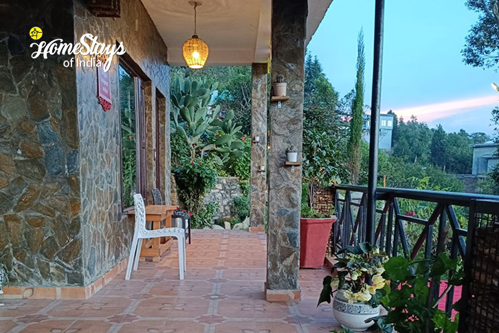 Common-Balcony-Sargakhet Cottage-Mukteshwar