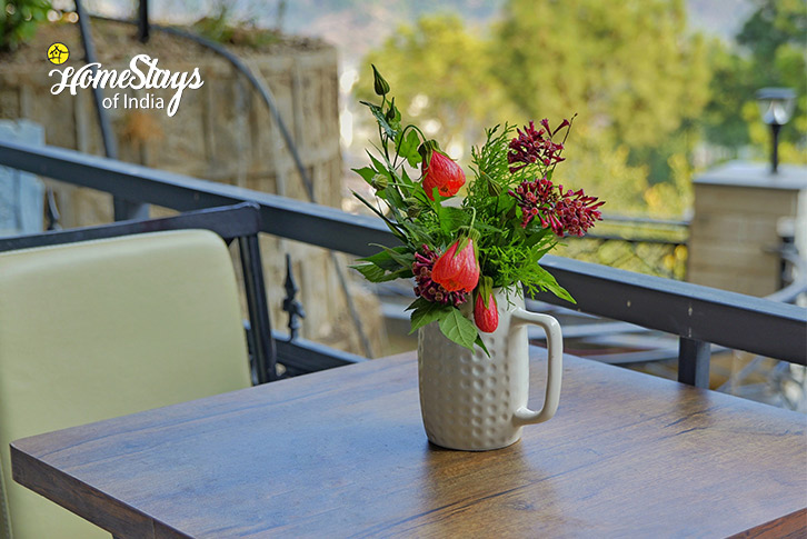 Balcony-Highland Whisper Homestay, Kasauli
