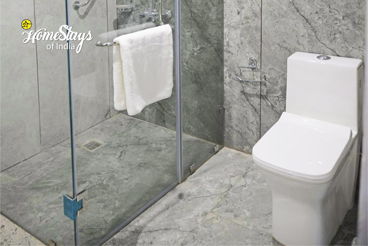Family Room Bathroom-1-Highland Whisper Homestay, Kasauli