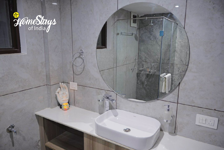 Family Room Bathroom-Highland Whisper Homestay, Kasauli