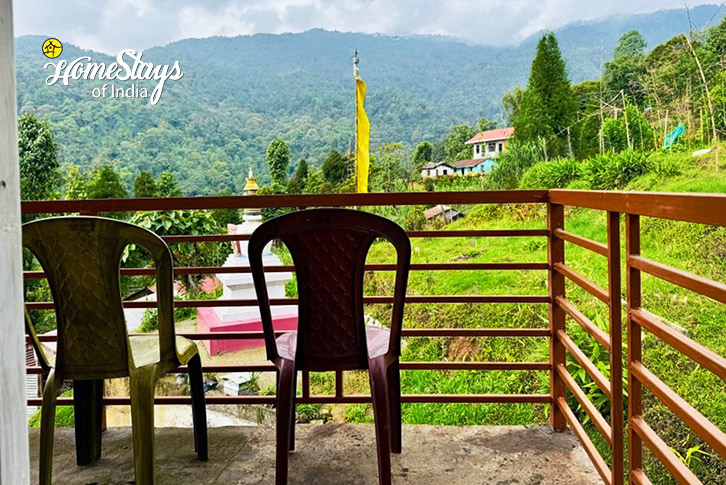 Balcony Sitting-The Quiet Perch Cottage, Rampuria - Darjeeling 