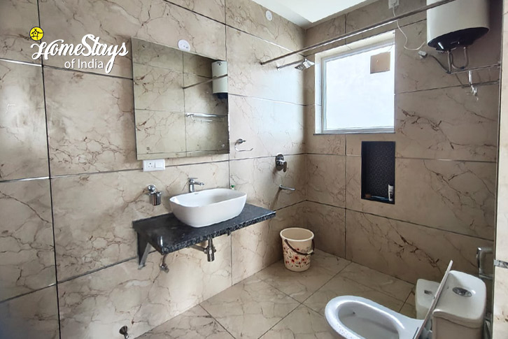 Bathroom-Mindful Meadows Homestay-Palampur