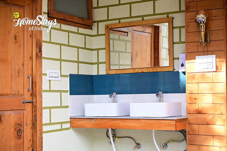 Bathroom-Mountain Mania Homestay, Jari-Kasol