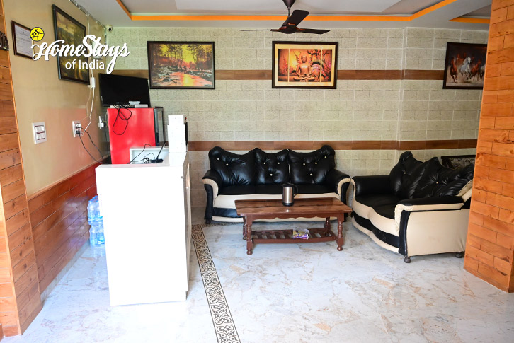 Dining-3-Mountain Mania Homestay, Jari-Kasol