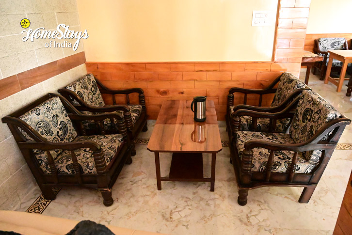 Dining-Mountain Mania Homestay, Jari-Kasol