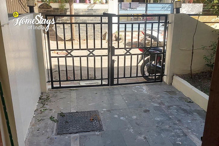 Entrance-Midtown Medley Homestay, Indore 