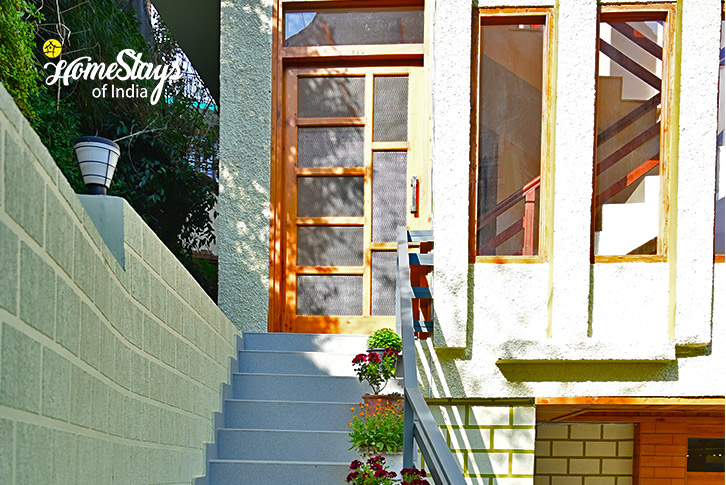 Entrance-Mountain Mania Homestay, Jari-Kasol