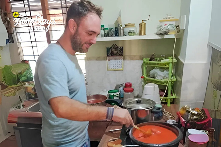 Guest & Cooking-Hidden Lotus Homestay, Mevelloor-Kottayam