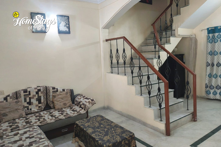 Staircase-Midtown Medley Homestay, Indore 